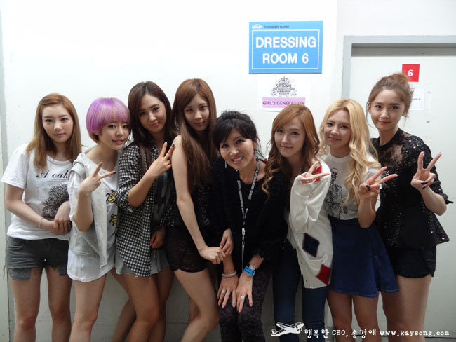 [PIC][04-12-2012]Selca của SNSD và CEO của SM C&C - Kaysong tại hậu trường "SMTOWN LIVE in Bangkok" DSC03942